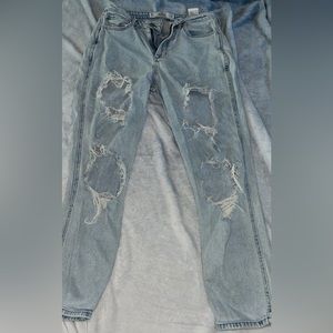 Hollister Curvy High-Rise Mom Jean. Size 7.